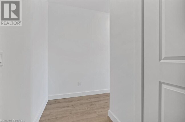 Photo du bâtiment - 50 Grand Ave S