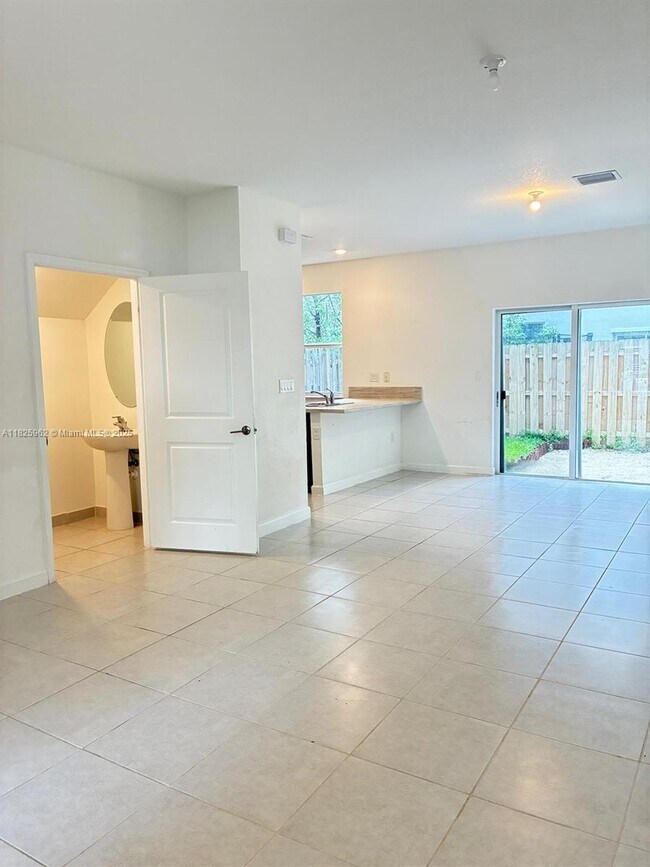 Foto del edificio - 2684 SE 11th Ct