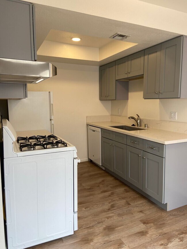 Building Photo - 533 W Ward Ave