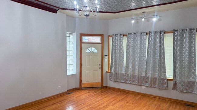 Foto del edificio - 1086 N Marshfield Ave