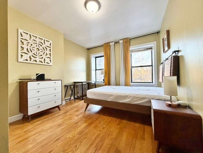 Building Photo - Furnished room/NOT APARTMENT