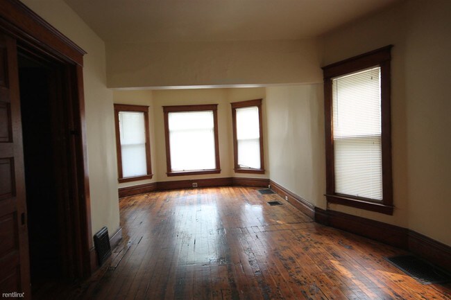 Foto del edificio - 5 br, 2 bath House - 615 Village St