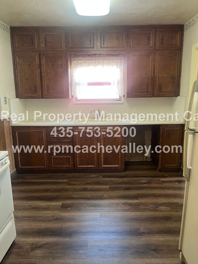 Building Photo - Charming 4 bed in River Heights.  Pet frie...