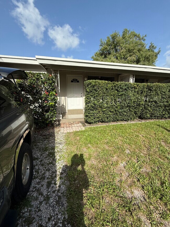 Building Photo - 4816 SW 58th Ave