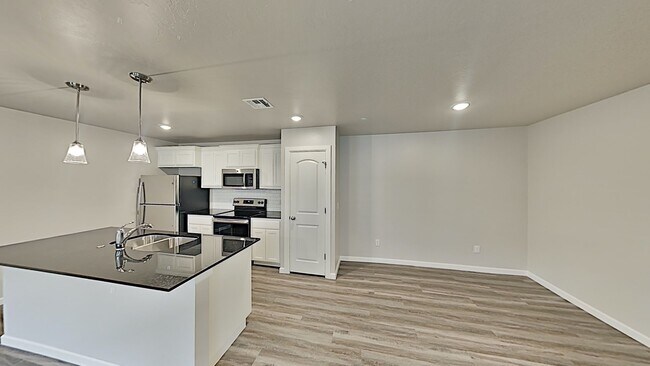 Foto del edificio - 2 Bedroom 2 Bathroom 2 Car Garage Duplex close to Broadway Extension, a short distance from Edmon...