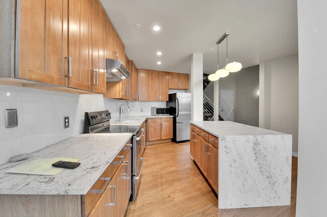 Building Photo - $3,100 - 2 Bed, 2 Bath Lofted Condo in Den...