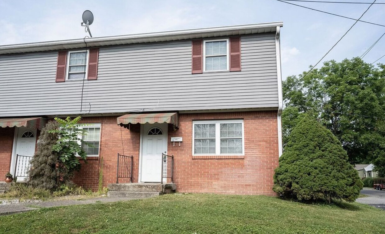 Primary Photo - 301 W Adams St