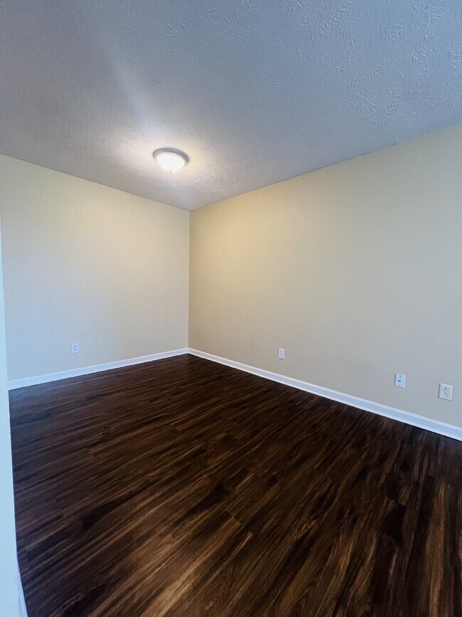 Building Photo - "Charming 2-Bedroom Gem in Clarksville – Cozy 965 Sq Ft Retreat!" 3854D Northeast Dr. Clarksville...