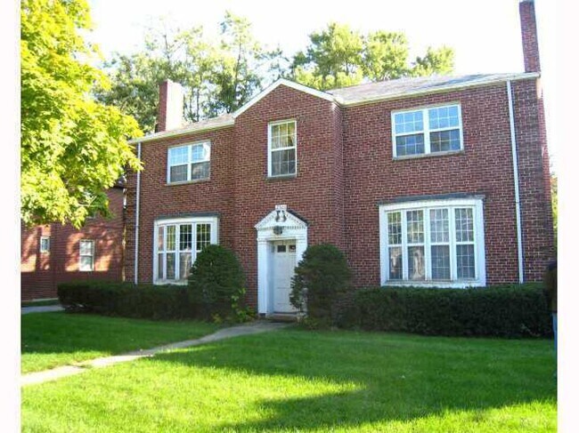 Foto del edificio - Renovated 2BD/1BA Apartment | Bexley Area | Hardwood Floors | Pets Welcome
