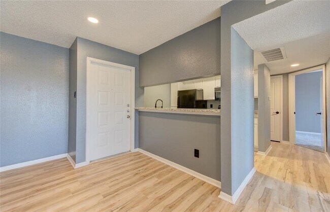 Building Photo - 2830 S Bartell Dr