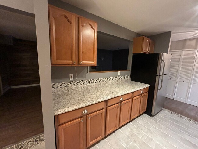 Building Photo - 2 Bedroom gas heat, designated parking, PE...