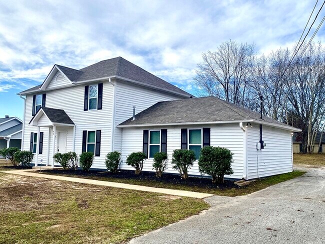 Building Photo - 42 Hidden Valley Dr Jackson, TN 38305