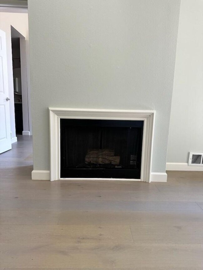 Building Photo - Spacious 2-Bedroom, 2-Bath Condo with Loft...