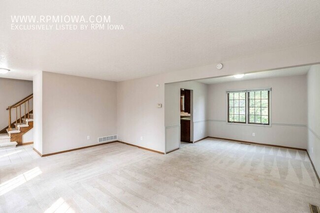 Building Photo - PRIVATE BACKYARD!! 4 Bedroom, 2.5 Bath Hom...