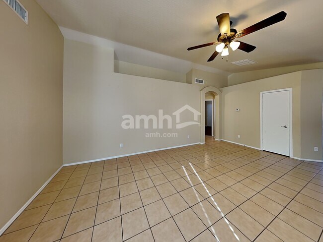 Foto del edificio - 2127 E Danbury Rd