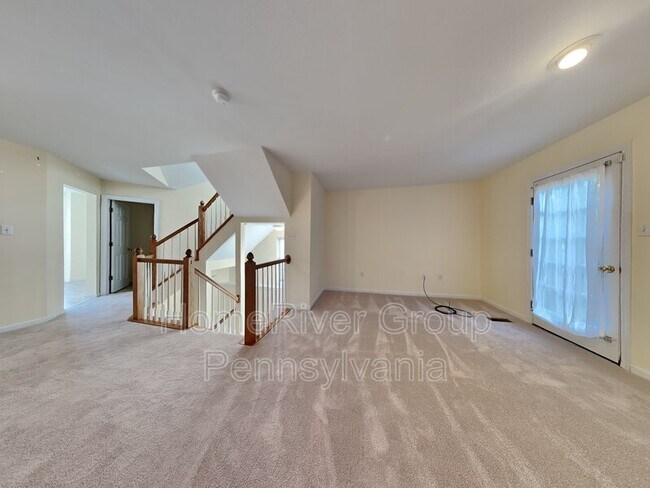 Foto del edificio - 301 Fairfax Dr