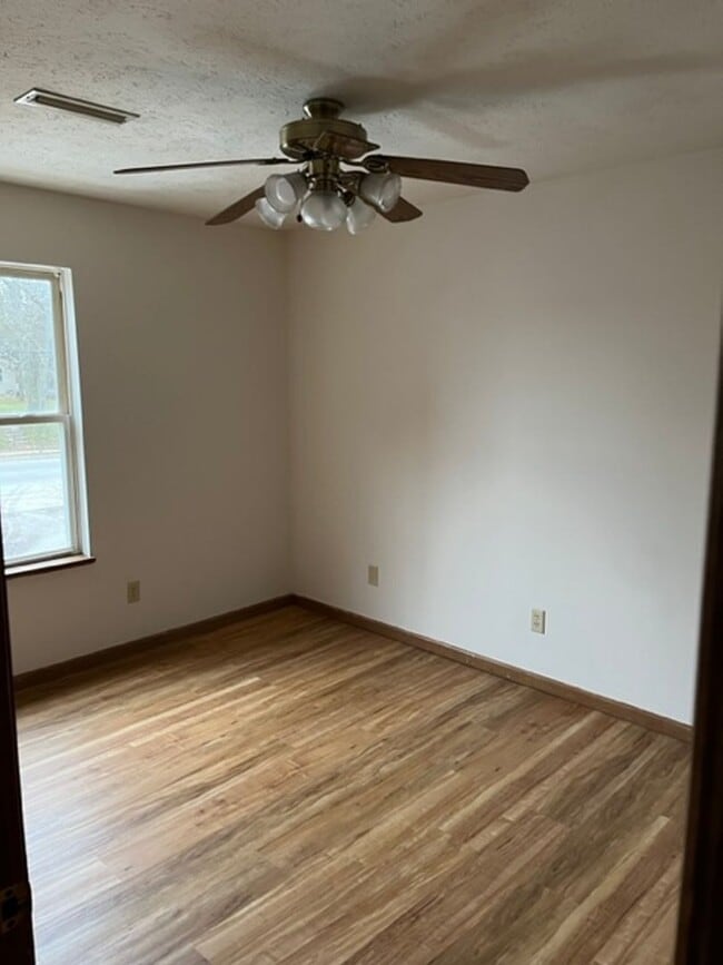 Building Photo - Upstairs apartment....3 Bed 2 Bath
