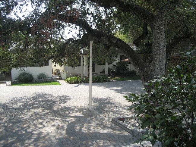 Picturesque Courtyard - 228 N Myrtle Ave