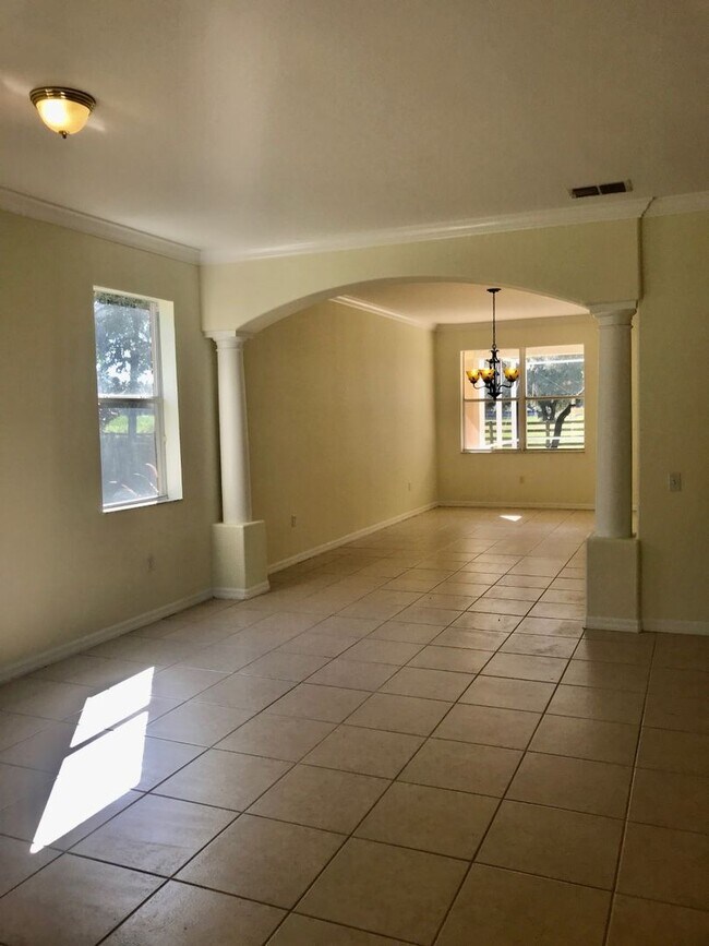 Foto del edificio - Great 4 bedroom pool home in gated community