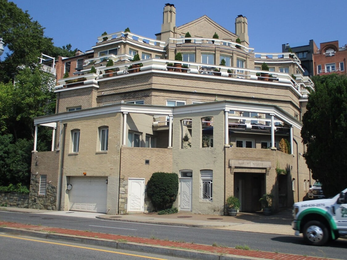 Primary Photo - Luxury Two Bedroom Georgetown Apartment wi...