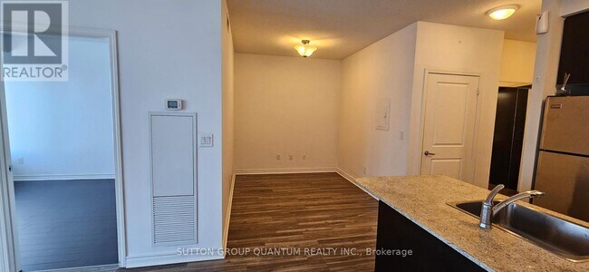 Photo du bâtiment - 385 Prince of Wales Dr