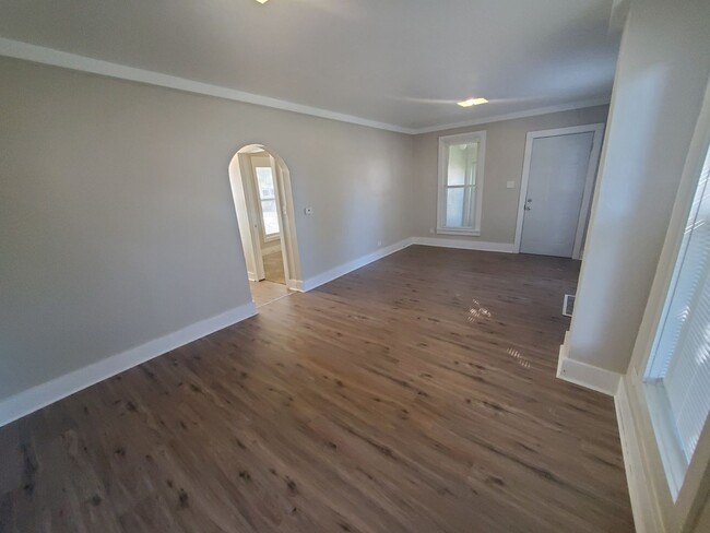 Building Photo - Pet friendly 2 bedroom, 1 bathroom home wi...