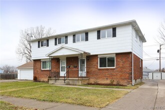 Building Photo - 210 Meadowlawn Rd