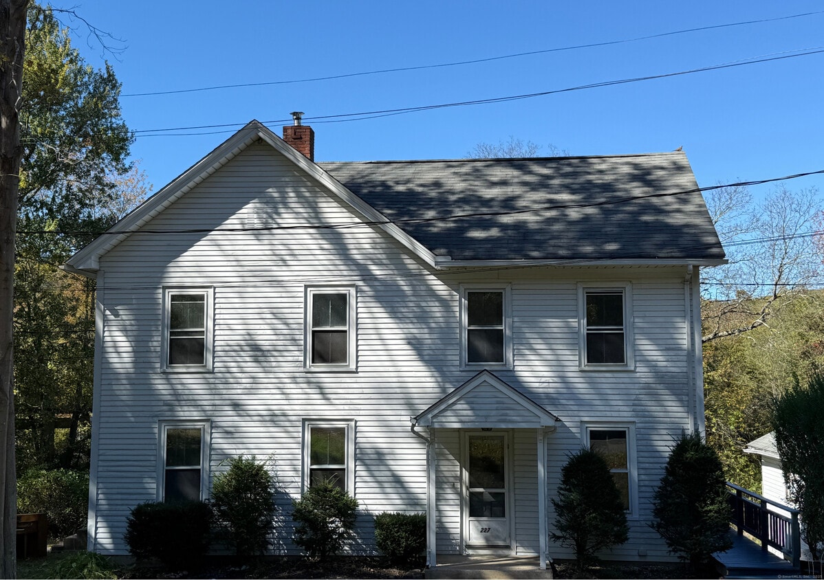 Foto principal - 227 Railroad St