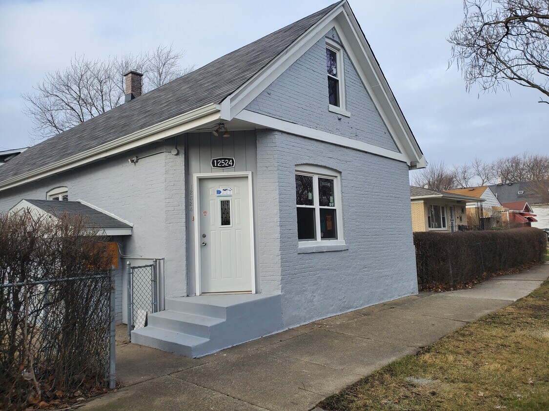 Front - 12524 S Wood St