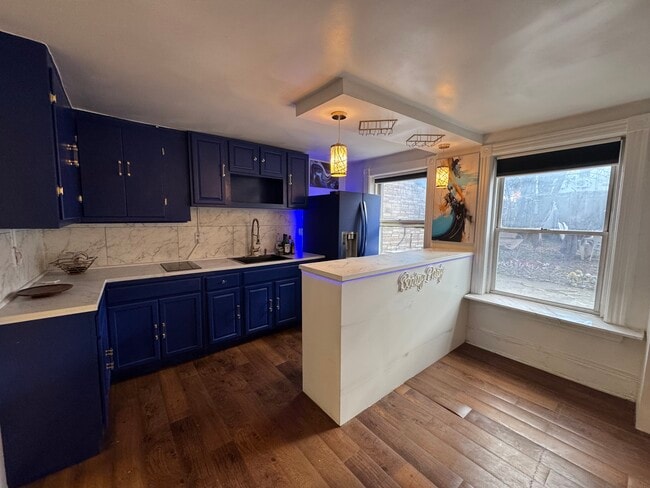 Building Photo - 522 51st St