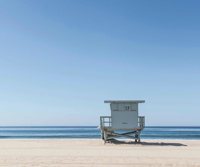 Cerca a la playa - 6076 W 18th St