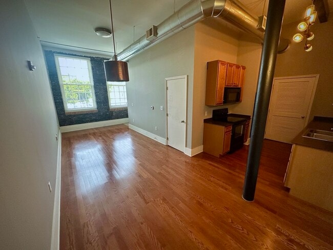 Building Photo - 140 E Glenwood Ave