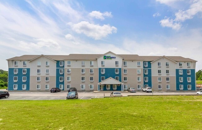 Building Photo - Furnished Studio-Fayetteville