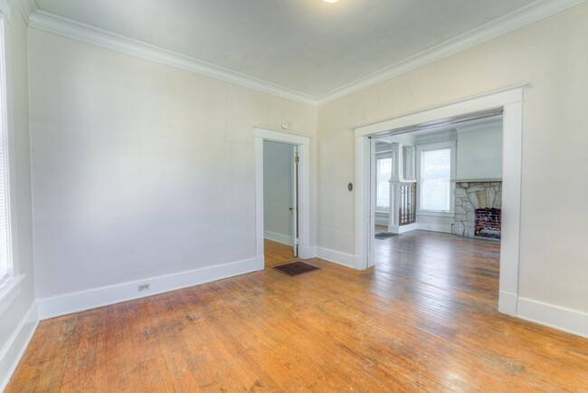 Building Photo - Rent reduced!