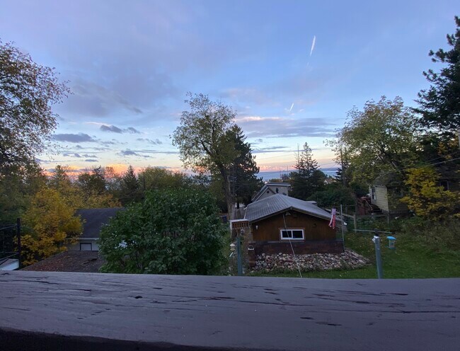 La vista desde tu dormitorio al atardecer - 508 E 11th St