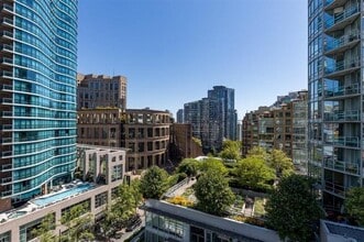 Building Photo - 480 Robson St