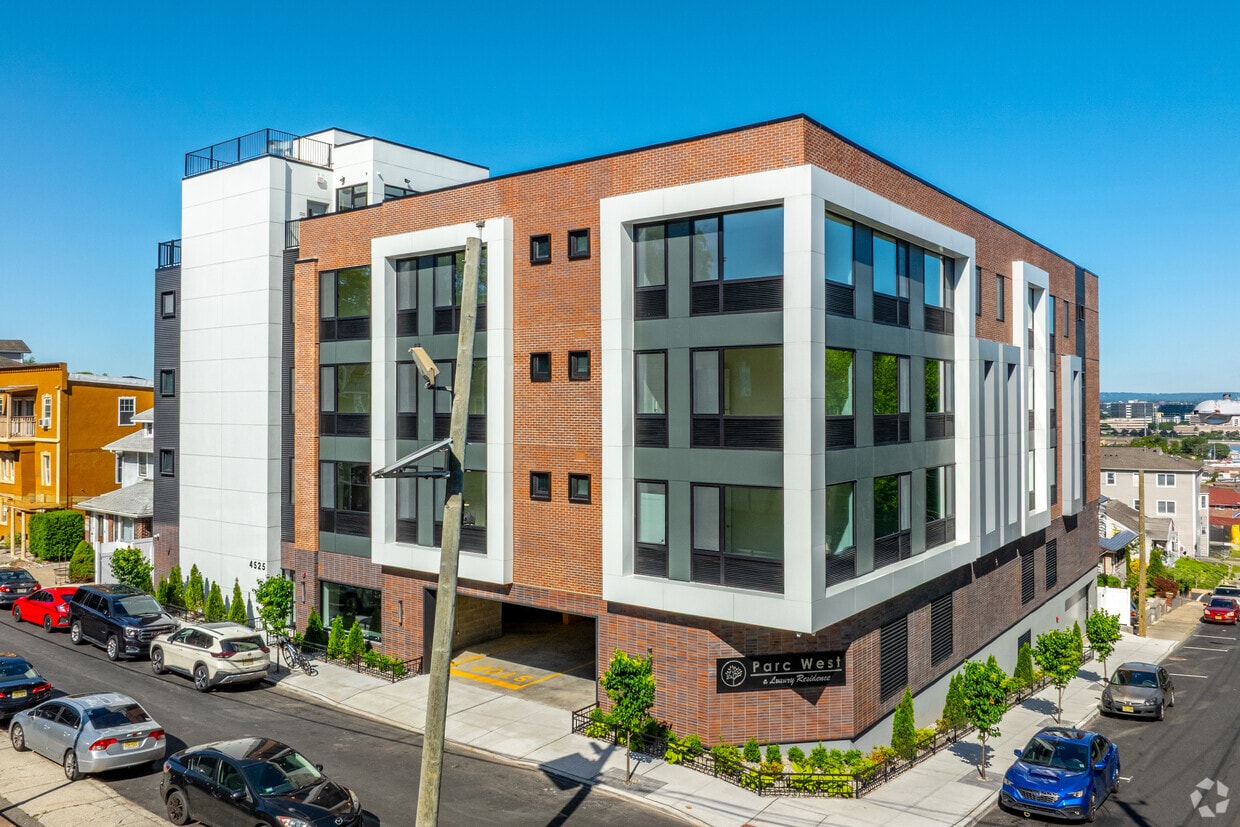 Primary Photo - Parc West