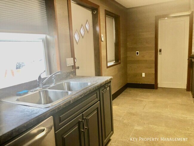 Building Photo - 815 Newark-