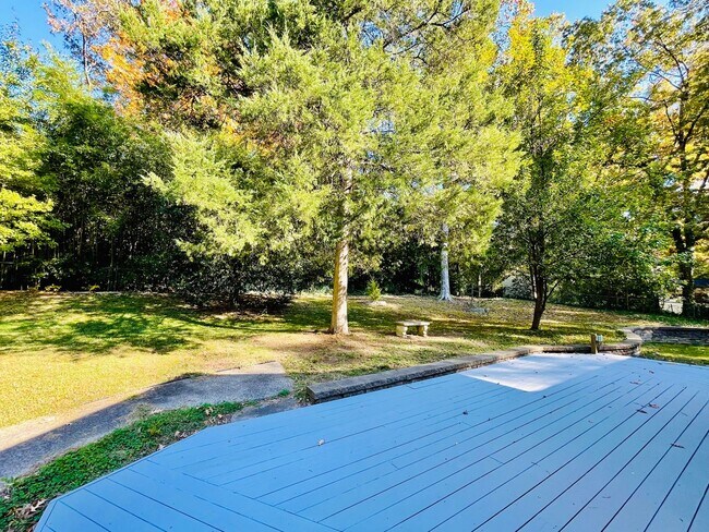 Building Photo - Wonderful 5 bedroom house with a walk out ...