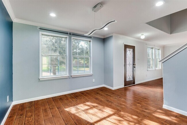 Building Photo - 320 S Mesa Verde Way