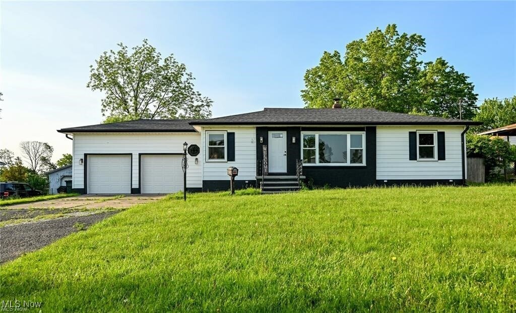 357 E Paige Ave Barberton, OH 44203 – photo 1 of 38