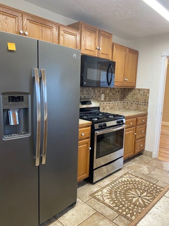 Building Photo - 2 Bedroom 2 bath home in the Antelope Area