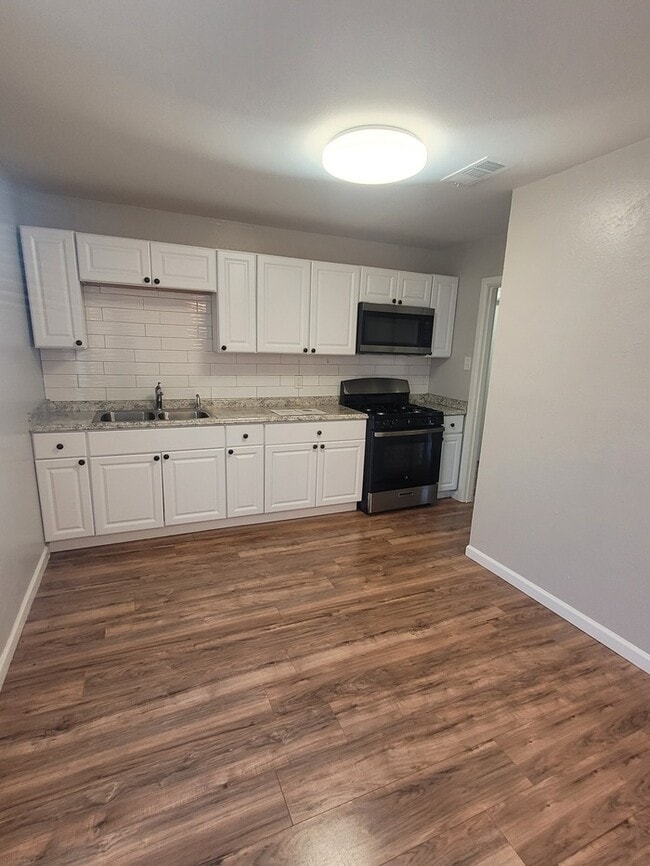 Foto del edificio - 3 bed 1 bath with 1 car garage!