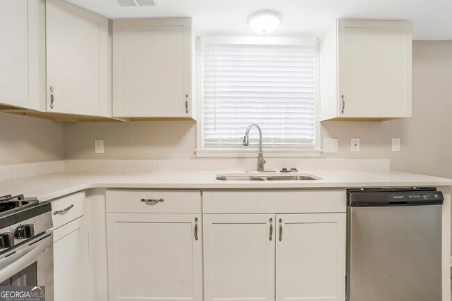 Building Photo - 3150 Pine Cove Ct SW
