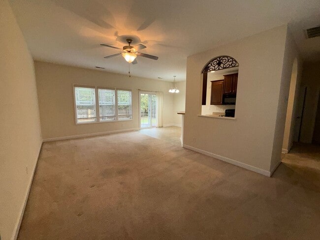 Foto del edificio - Beautiful 4 bedroom, 2 bath house