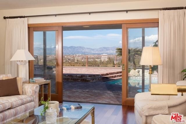 Foto del edificio - 15671 Royal Ridge Rd