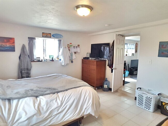 Building Photo - 2 br, 1 bath  - 343 Crescent St # R
