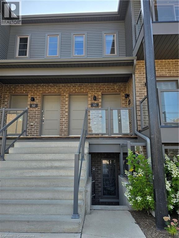 Building Photo - 205 W Oak Trl