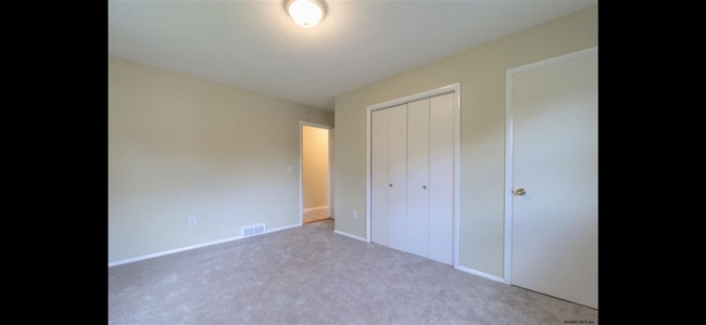 Building Photo - 11 Deer Path Dr