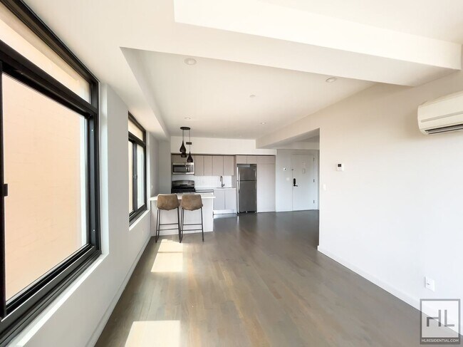Foto del edificio - Bushwick Avenue / Spacious 2-Bed, 1-Bath /...